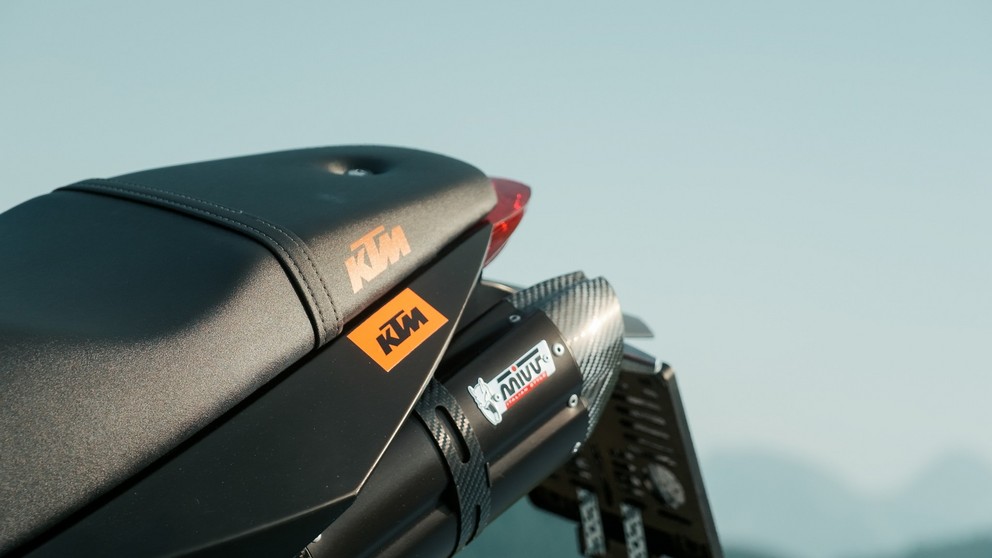 KTM 990 Super Duke - Image 11
