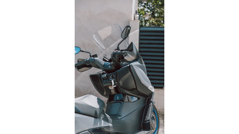 Suzuki Burgman 400 - Image 24