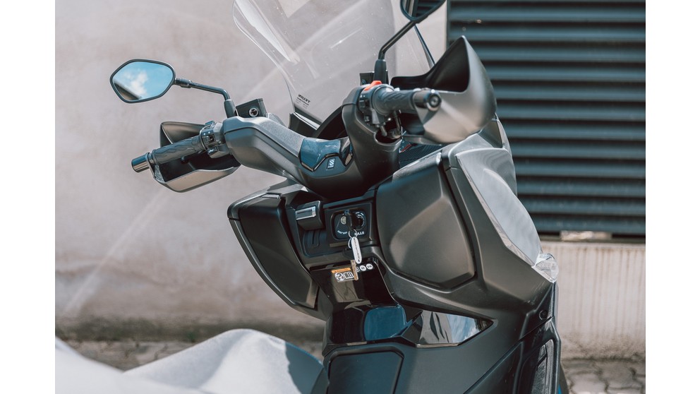 Suzuki Burgman 400 - Image 17