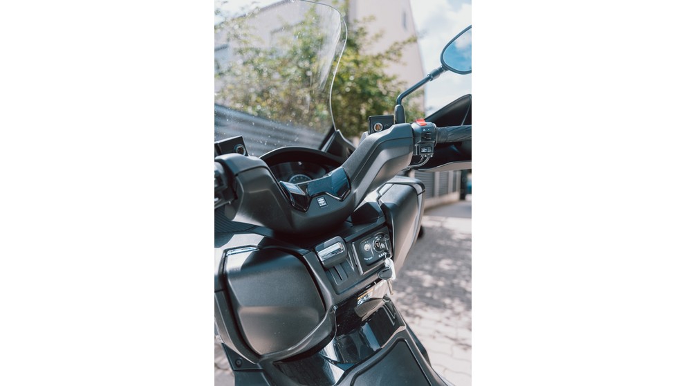 Suzuki Burgman 400 - Image 23