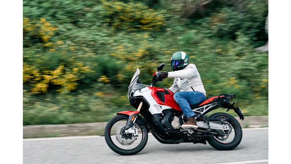 MV Agusta Enduro Veloce - Resim 23