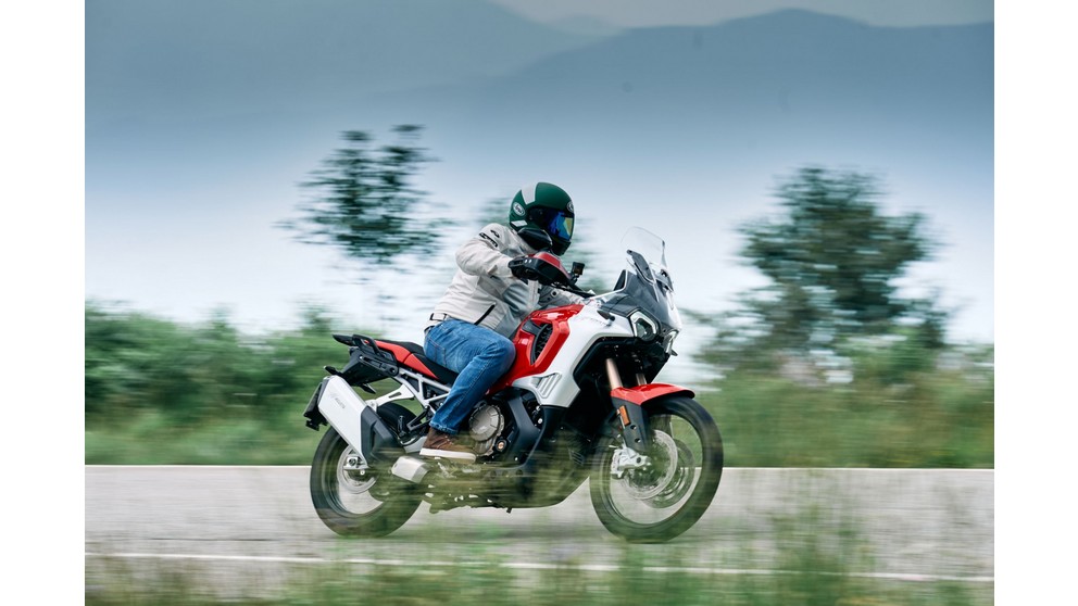 MV Agusta Enduro Veloce - Слика 18