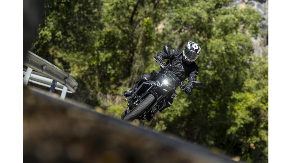 Yamaha MT-09 Y-AMT - Imagem 18