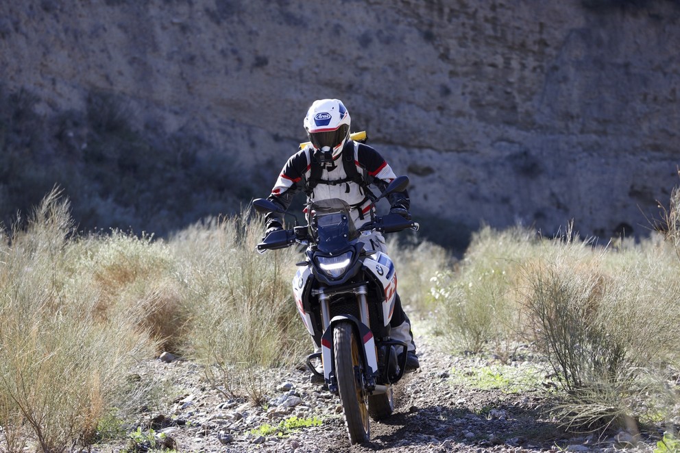 BMW F 900 GS ilk test 2024 - Resim 71