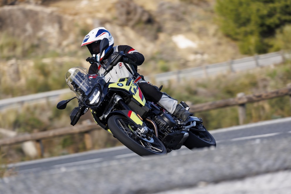 BMW F 900 GS ilk test 2024 - Resim 11