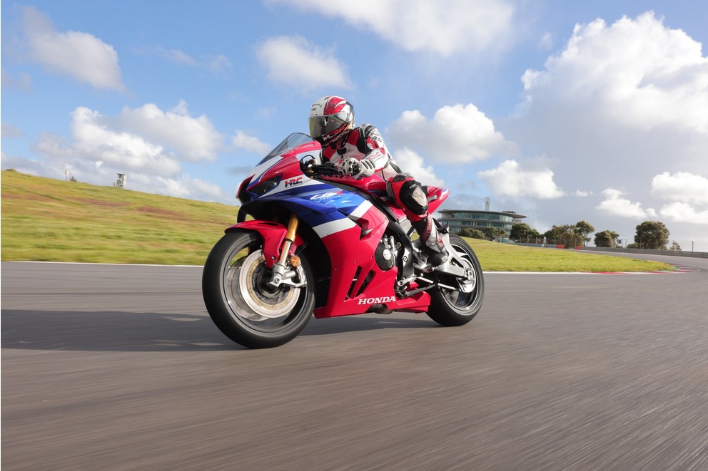 Honda CBR1000RR-R Fireblade 2024 - Bild 33