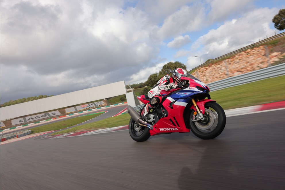 Honda CBR1000RR-R Fireblade 2024 - Bild 25