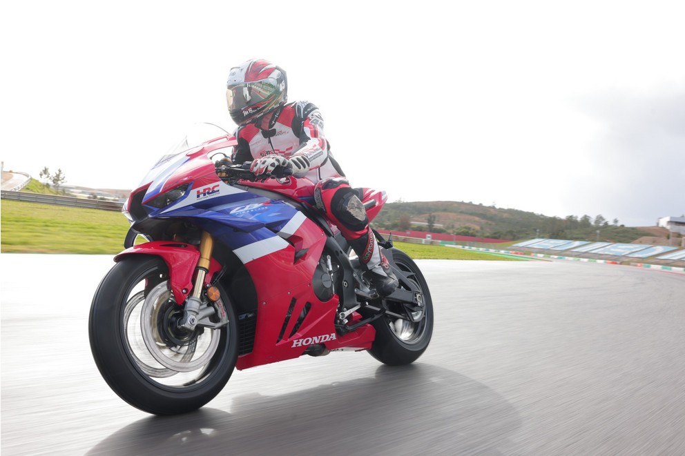 Honda CBR1000RR-R Fireblade 2024 - Bild 19