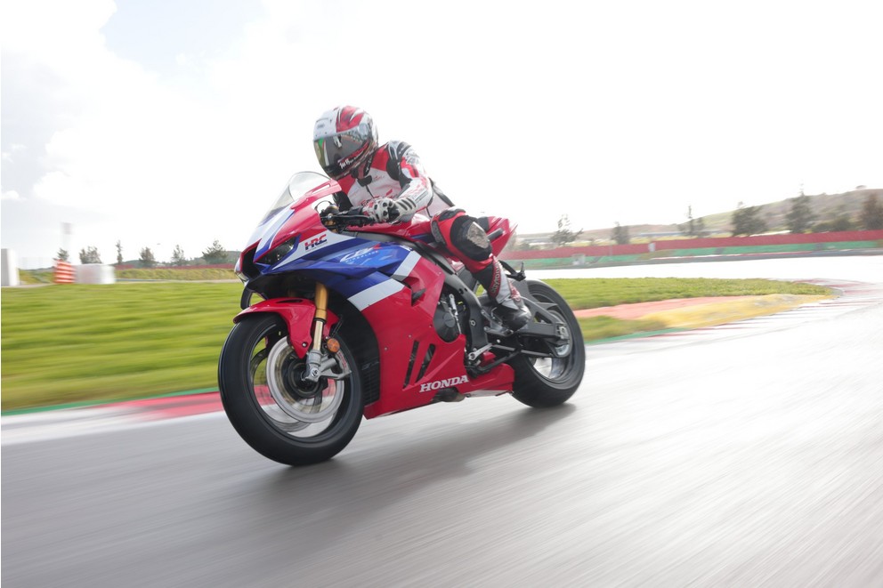 Honda CBR1000RR-R Fireblade 2024 - Bild 39