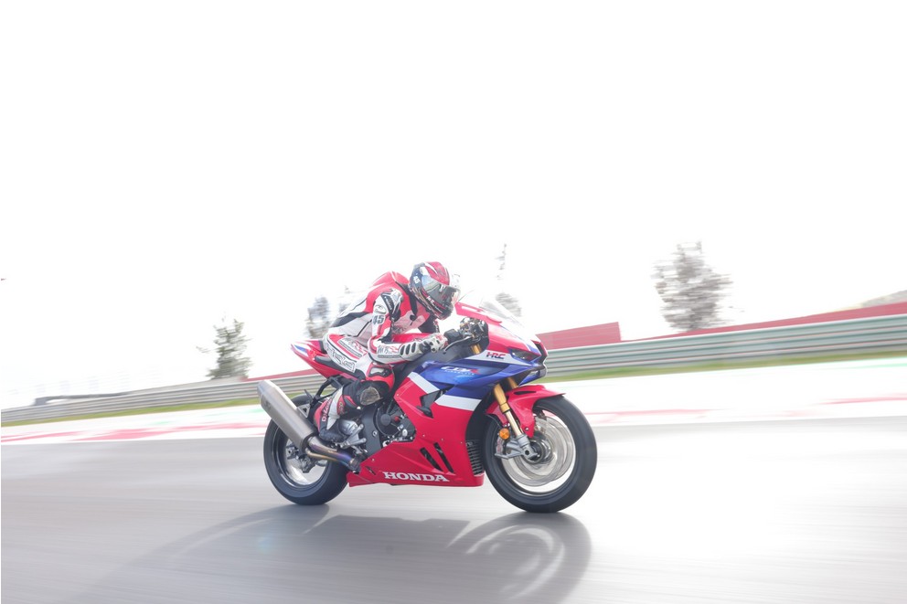 Honda CBR1000RR-R Fireblade 2024 - Bild 34