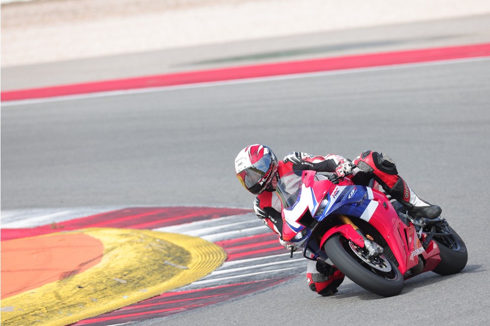 Honda CBR1000RR-R Fireblade 2024 - Bild 16