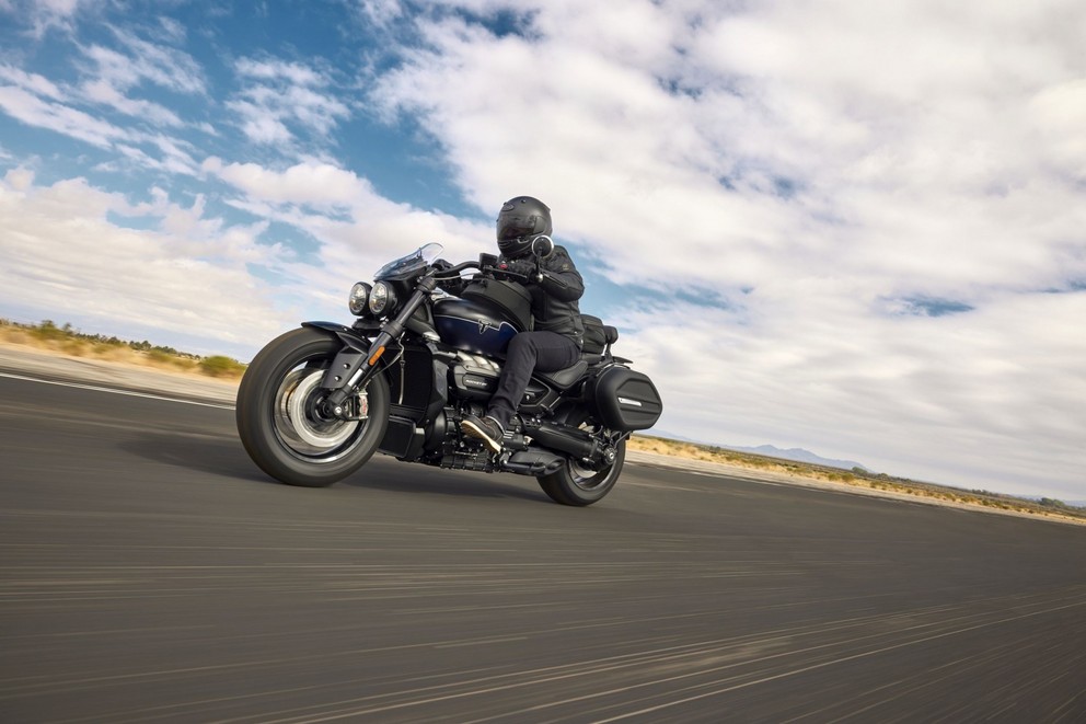 Triumph Rocket 3 R Storm et Rocket 3 GT Storm 2024 - Image 1