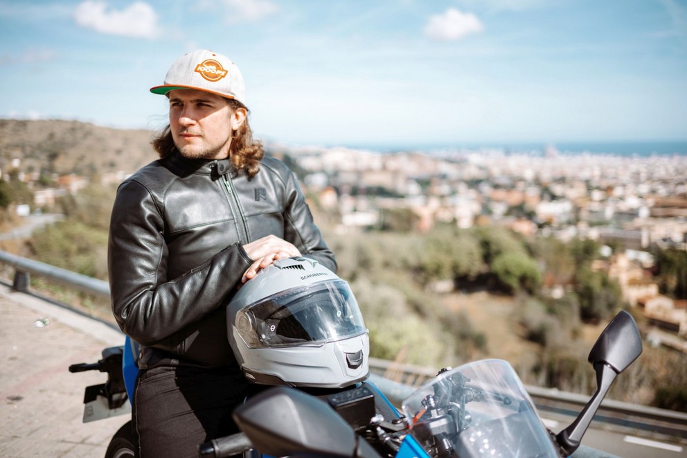 Testiranje kacige Schuberth S3 Sport-Touring

Kaciga Schuberth S3 Sport-Touring nedavno je prošla kroz naš temeljit test. Ovaj model je dizajniran kako bi zadovoljio potrebe sportaša i turista na dva kotača, kombinirajući udobnost i sigurnost na impresivan način. U nastavku donosimo detaljan pregled njezinih karakteristika i performansi.

Prvo što primjećujemo kod Schuberth S3 je njezin aerodinamičan dizajn. Kaciga je izrađena tako da minimizira otpor zraka, što omogućava glatku vožnju čak i pri većim brzinama. Osim toga, materijali korišteni u izradi su vrhunske kvalitete, što osigurava izdržljivost i dugovječnost proizvoda.

Unutrašnjost kacige je opremljena naprednim sustavom ventilacije koji efikasno regulira temperaturu glave, čime se izbjegava pregrijavanje tijekom dugih vožnji. Također, unutarnji jastučići su iznimno udobni i mogu se prilagoditi za savršeno pristajanje.

Schuberth S3 također se ističe svojim sustavom za smanjenje buke, koji omogućava vozaču da uživa u mirnijoj vožnji, smanjujući umor i povećavajući koncentraciju. Ovo je posebno važno za vozače koji provode mnogo sati na cesti.

Sigurnost je, naravno, na vrhu prioriteta kod Schuberth S3. Kaciga je opremljena najnovijim tehnologijama za zaštitu glave u slučaju sudara. Testovi su pokazali da kaciga učinkovito raspoređuje silu udarca, čime se smanjuje rizik od ozljeda.

Zaključno, Schuberth S3 Sport-Touring kaciga je izvrstan izbor za sve koji traže vrhunsku zaštitu, udobnost i performanse. Bez obzira na to jeste li strastveni motociklist ili povremeni avanturist, ova kaciga će sigurno zadovoljiti sve vaše potrebe. - Slika 1