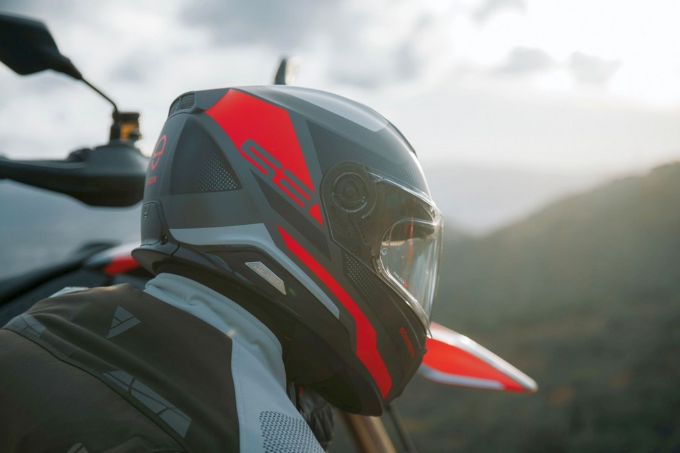 Testiranje kacige Schuberth S3 Sport-Touring

Kaciga Schuberth S3 Sport-Touring nedavno je prošla kroz naš temeljit test. Ovaj model je dizajniran kako bi zadovoljio potrebe sportaša i turista na dva kotača, kombinirajući udobnost i sigurnost na impresivan način. U nastavku donosimo detaljan pregled njezinih karakteristika i performansi.

Prvo što primjećujemo kod Schuberth S3 je njezin aerodinamičan dizajn. Kaciga je izrađena tako da minimizira otpor zraka, što omogućava glatku vožnju čak i pri većim brzinama. Osim toga, materijali korišteni u izradi su vrhunske kvalitete, što osigurava izdržljivost i dugovječnost proizvoda.

Unutrašnjost kacige je opremljena naprednim sustavom ventilacije koji efikasno regulira temperaturu glave, čime se izbjegava pregrijavanje tijekom dugih vožnji. Također, unutarnji jastučići su iznimno udobni i mogu se prilagoditi za savršeno pristajanje.

Schuberth S3 također se ističe svojim sustavom za smanjenje buke, koji omogućava vozaču da uživa u mirnijoj vožnji, smanjujući umor i povećavajući koncentraciju. Ovo je posebno važno za vozače koji provode mnogo sati na cesti.

Sigurnost je, naravno, na vrhu prioriteta kod Schuberth S3. Kaciga je opremljena najnovijim tehnologijama za zaštitu glave u slučaju sudara. Testovi su pokazali da kaciga učinkovito raspoređuje silu udarca, čime se smanjuje rizik od ozljeda.

Zaključno, Schuberth S3 Sport-Touring kaciga je izvrstan izbor za sve koji traže vrhunsku zaštitu, udobnost i performanse. Bez obzira na to jeste li strastveni motociklist ili povremeni avanturist, ova kaciga će sigurno zadovoljiti sve vaše potrebe. - Slika 4