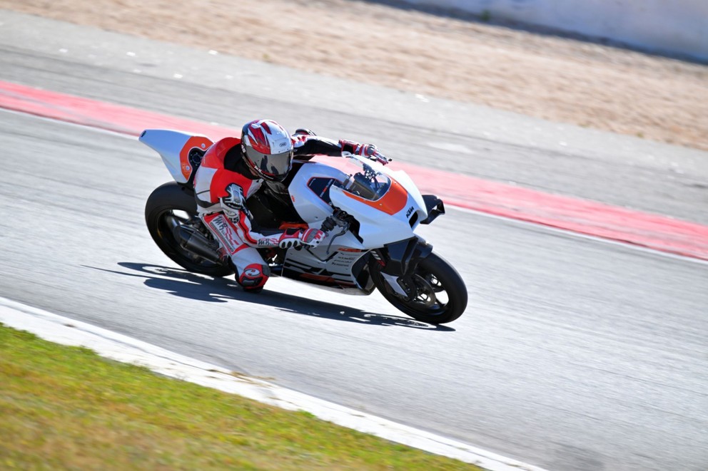 Teste da KTM RC 8C 2024 - realmente "Ready to Race"? - Imagem 28