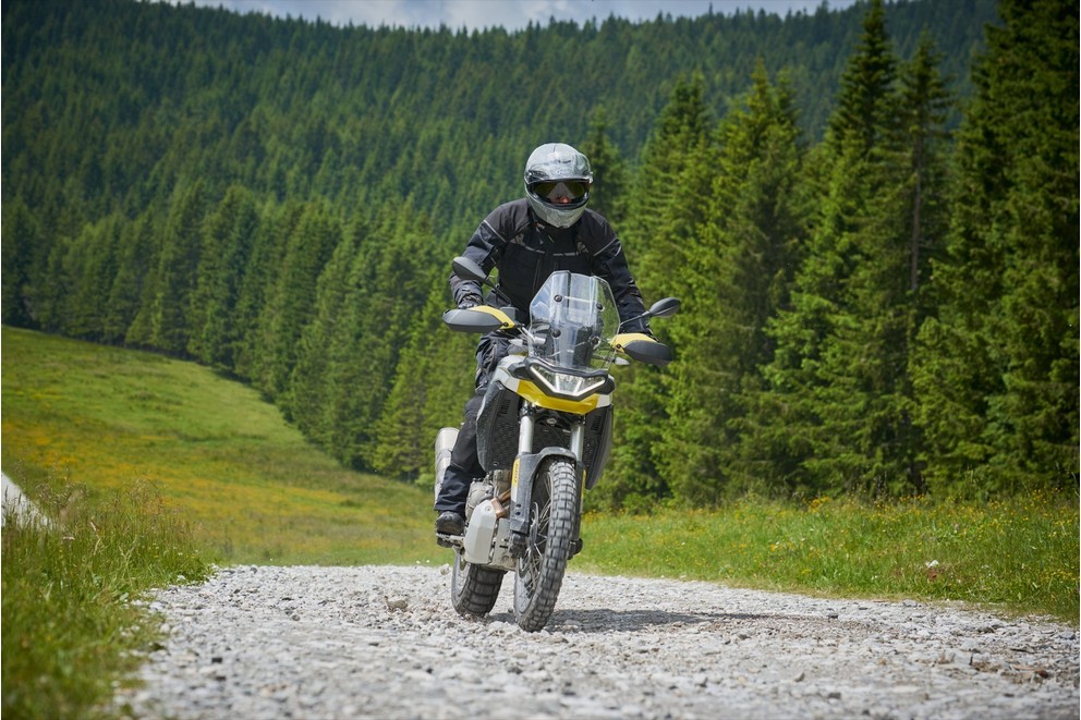 Aperçu : Motos d’aventure de classe moyenne 2024 - Image 1