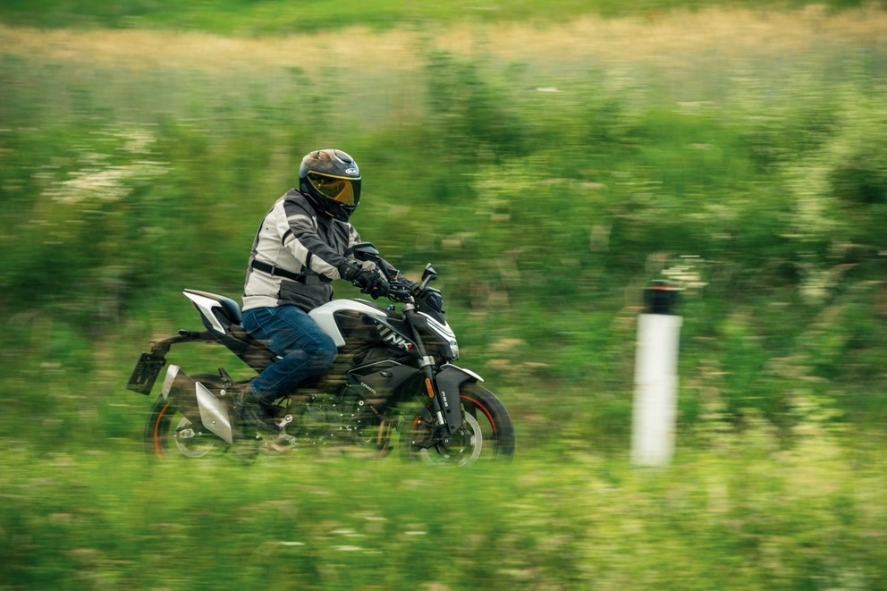 CF MOTO 450 NK - Mångsidighet och stil i test - Bild 45