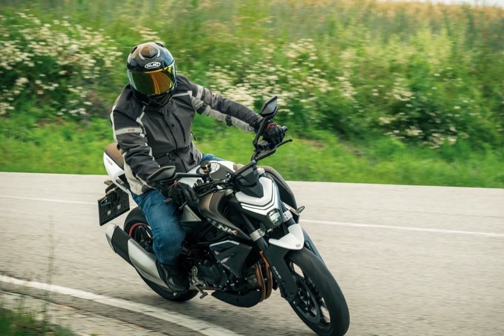 CF MOTO 450 NK - Versatility and Style in Review - Image 31