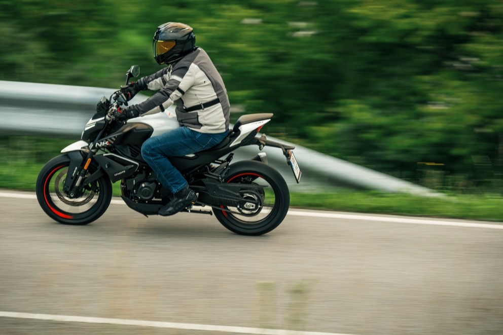 CF MOTO 450 NK - Versatility and Style in Review - Image 92