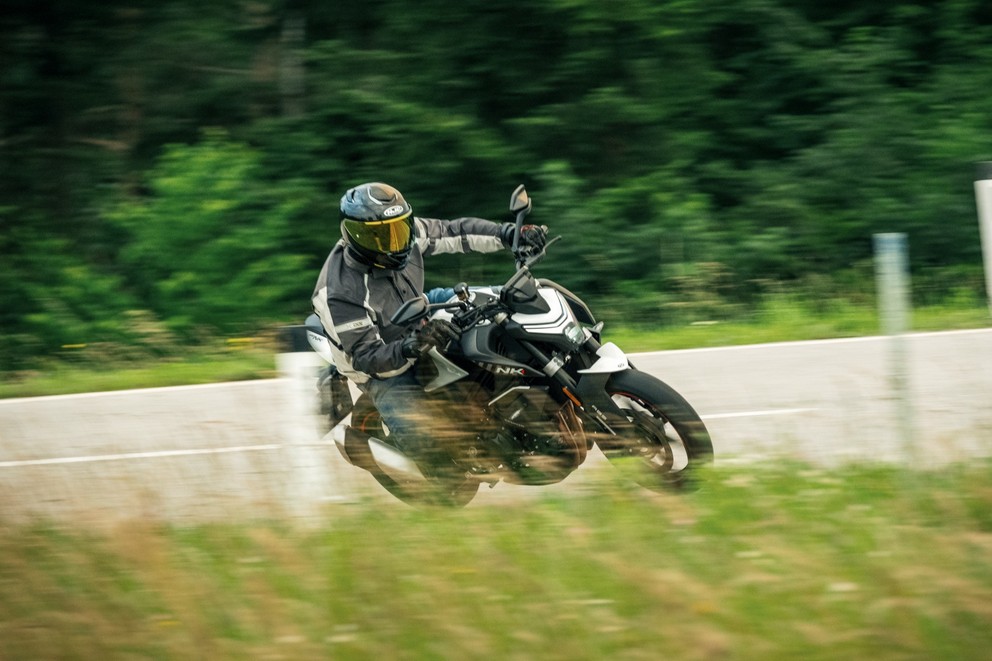 CF MOTO 450 NK - Versatility and Style in Review - Image 16