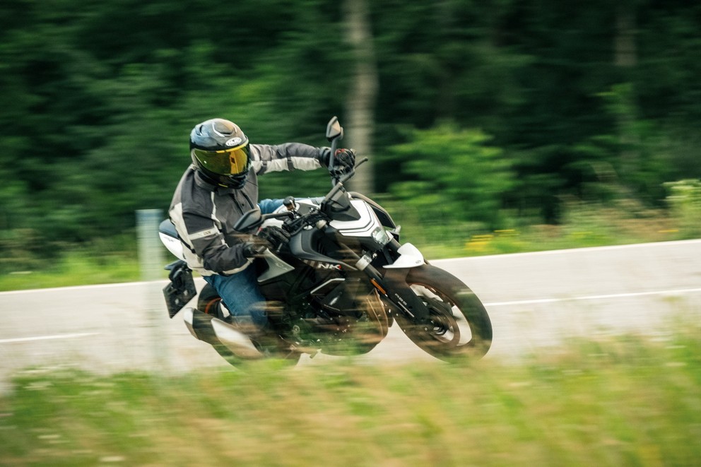 CF MOTO 450 NK - Versatility and Style in Review - Image 98