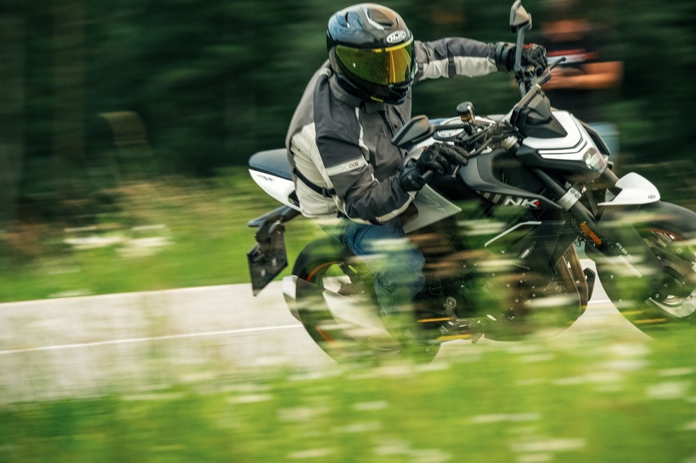 CF MOTO 450 NK - Vielseitigkeit und Stil im Test - Bild 2