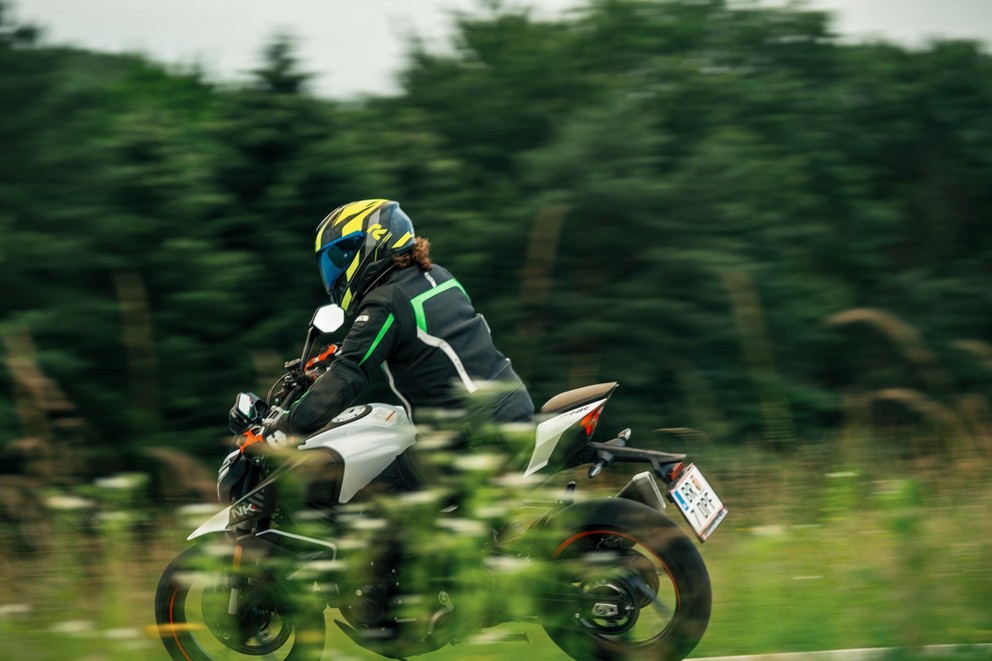 CF MOTO 450 NK - Vielseitigkeit und Stil im Test - Bild 13