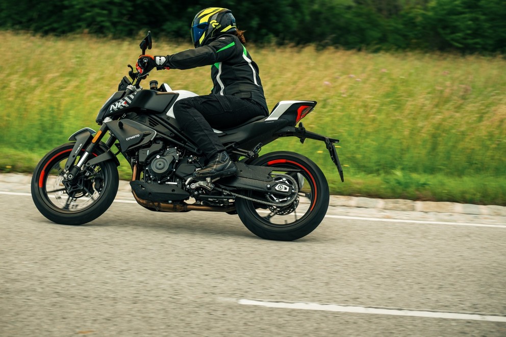 CF MOTO 450 NK - Vielseitigkeit und Stil im Test - Bild 6