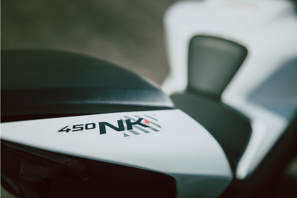 CF MOTO 450 NK - Versatility and Style in Review - Image 28