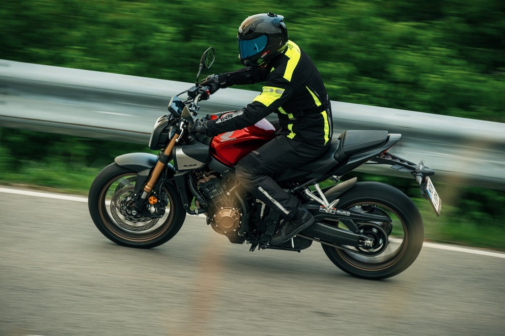 Honda CB650R E-Clutch - Moderne Technik trifft auf klassische Power - Bild 109