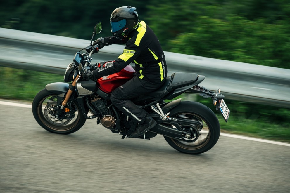 Honda CB650R E-Clutch - Modern teknik möter klassisk kraft - Bild 87