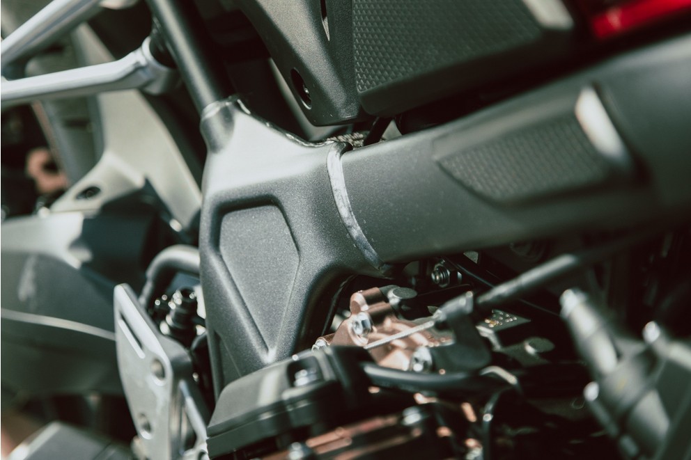 Honda CB650R E-Clutch - Tecnologia moderna encontra potência clássica - Imagem 52