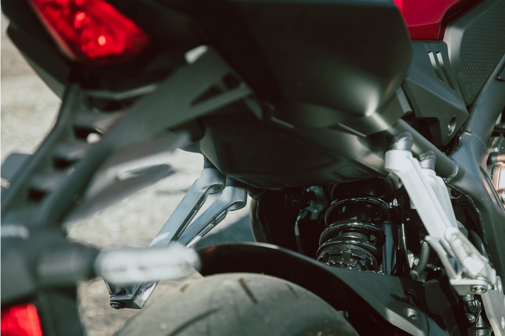Honda CB650R E-Clutch - Tecnologia moderna encontra potência clássica - Imagem 14