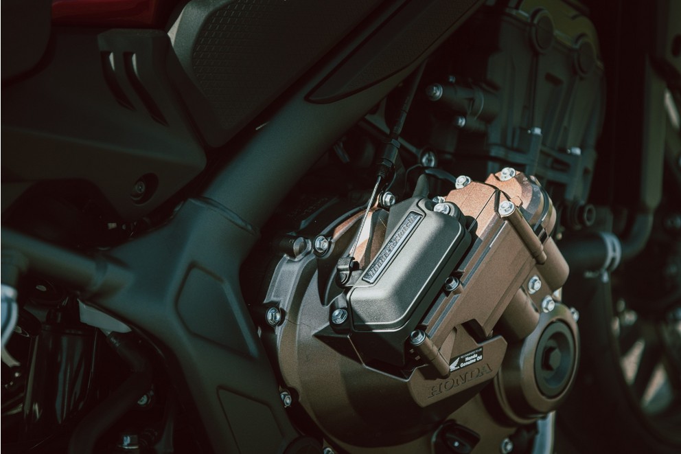 Honda CB650R E-Clutch - Moderná technika sa stretáva s klasickým výkonom - Obrázok 81