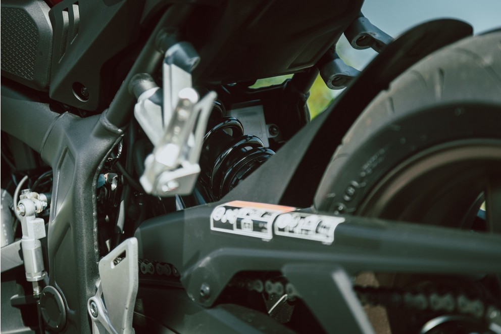 Honda CB650R E-Clutch - Nowoczesna technologia spotyka klasyczną moc - Obraz 7