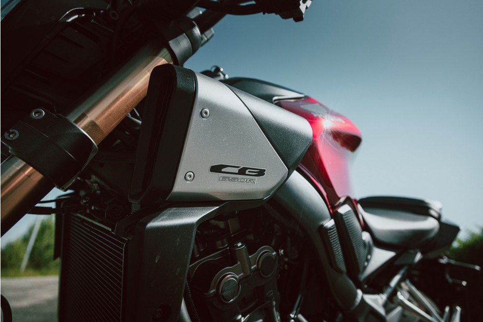 Honda CB650R E-Clutch - Moderne Technik trifft auf klassische Power - Bild 21