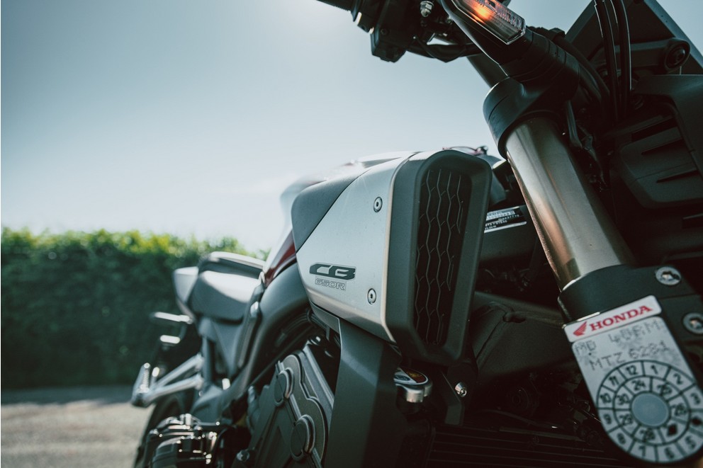 Honda CB650R E-Clutch - La tecnología moderna se encuentra con la potencia clásica - Imagen 9