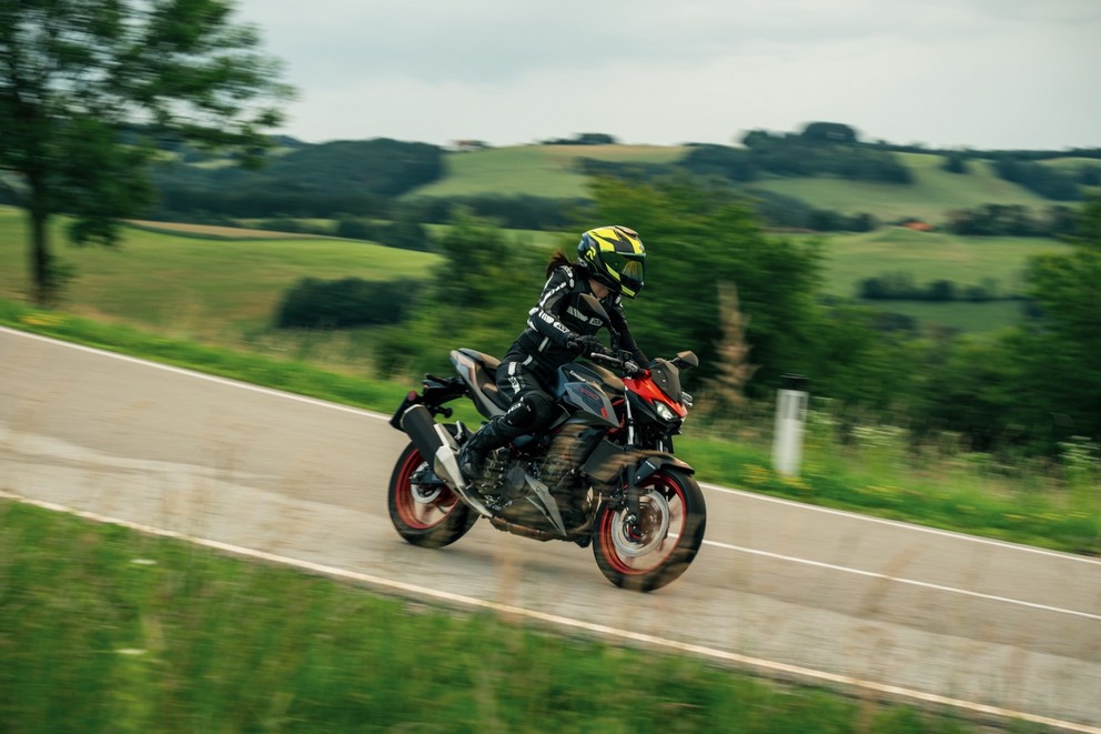 Test motocykli nakedbike 2024 - 10 motocykli w teście - Wszystkie doświadczenia w skrócie - Obraz 90