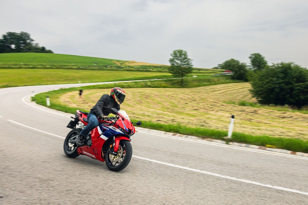 Honda CBR600RR 2024 en prueba en la carretera de curvas - Imagen 26