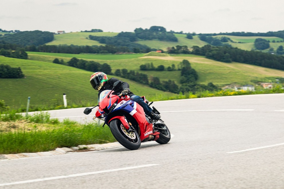 Honda CBR600RR 2024 em teste na estrada sinuosa - Imagem 38