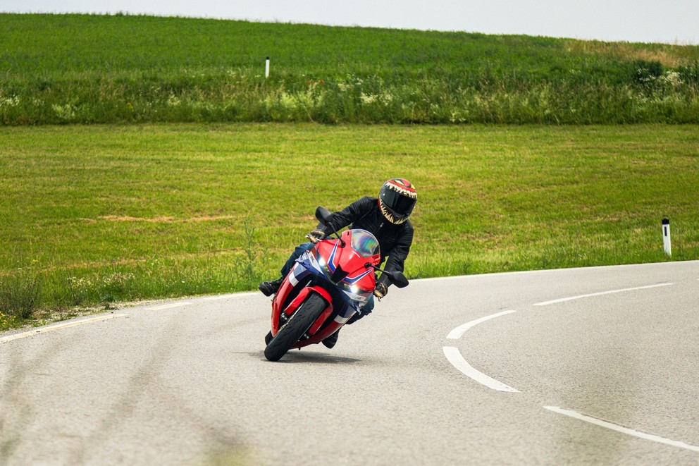 Honda CBR600RR 2024 en prueba en la carretera de curvas - Imagen 17