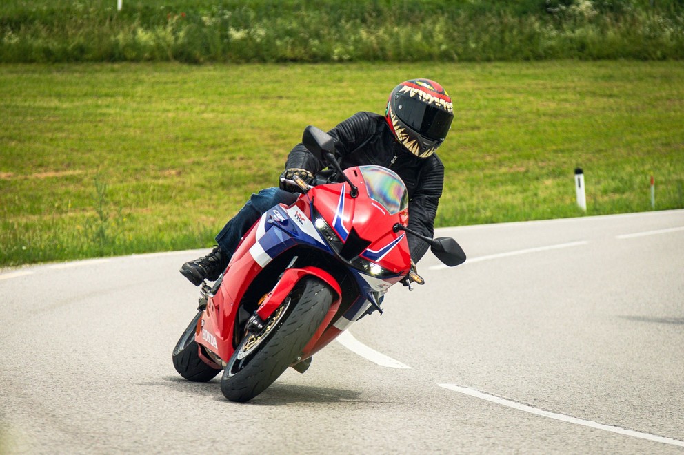 Honda CBR600RR 2024 à l'essai sur route sinueuse - Image 4