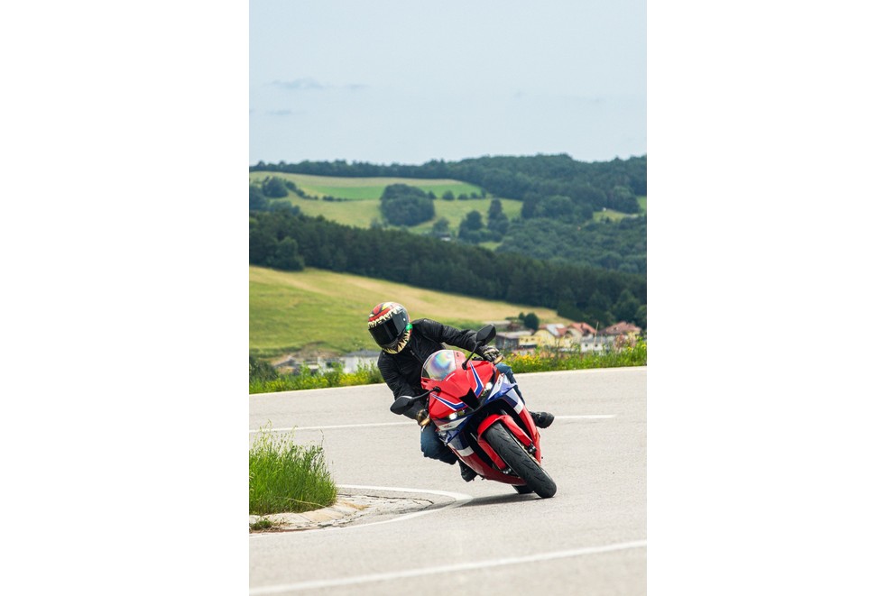 Honda CBR600RR 2024 en prueba en la carretera de curvas - Imagen 8