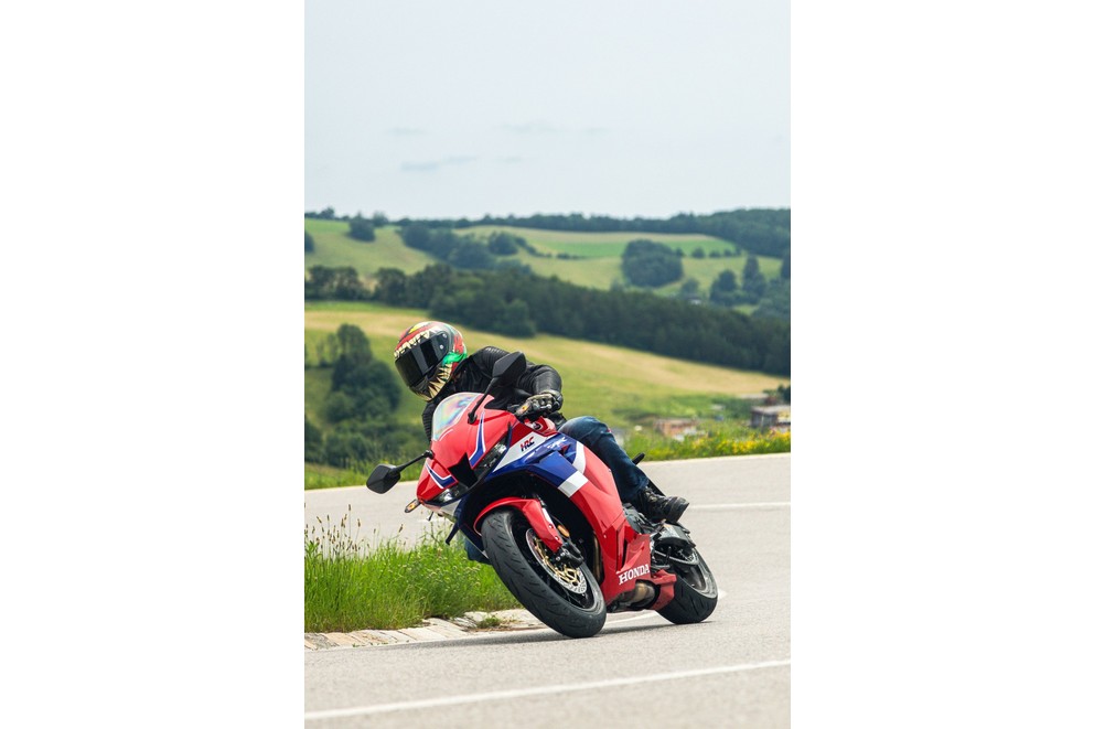 Honda CBR600RR 2024 en prueba en la carretera de curvas - Imagen 16