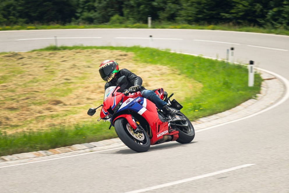 Honda CBR600RR 2024 à l'essai sur route sinueuse - Image 13