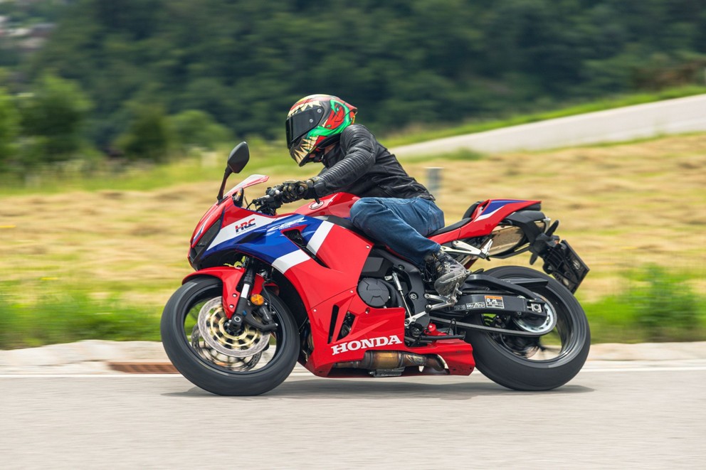 Honda CBR600RR 2024 em teste na estrada sinuosa - Imagem 36