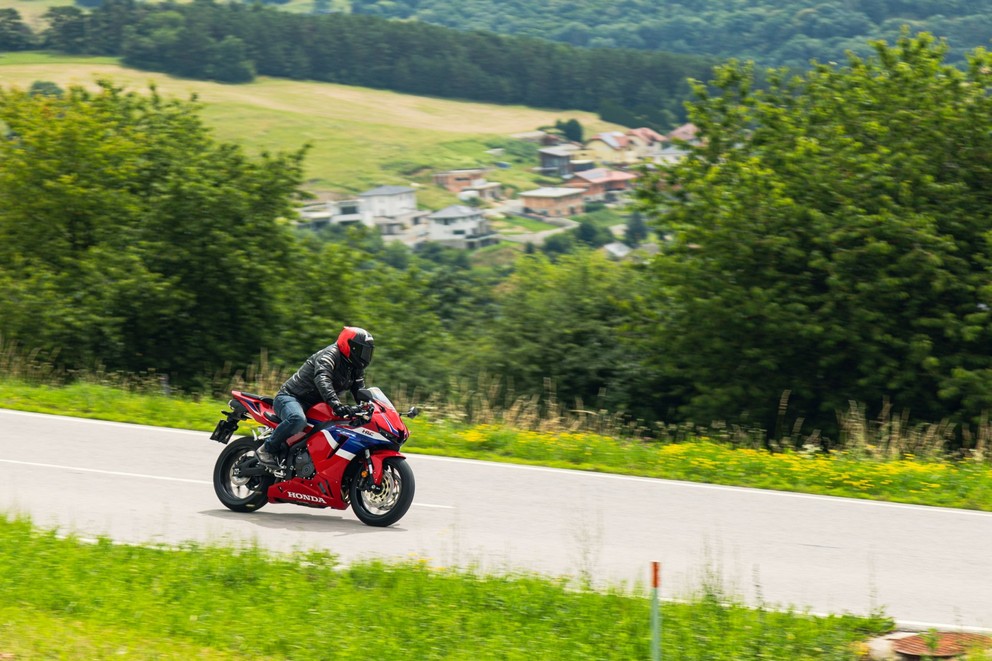 Honda CBR600RR 2024 em teste na estrada sinuosa - Imagem 34