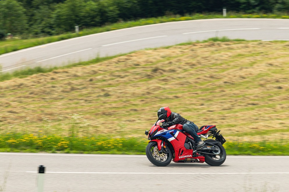 Honda CBR600RR 2024 en prueba en la carretera de curvas - Imagen 10