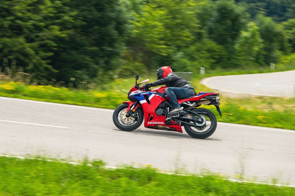 Honda CBR600RR 2024 em teste na estrada sinuosa - Imagem 28