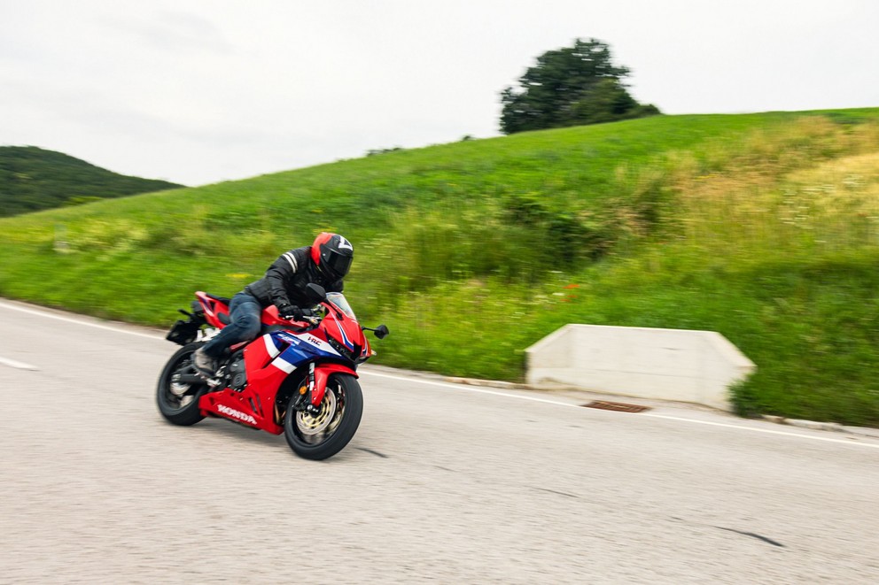 Honda CBR600RR 2024 en prueba en la carretera de curvas - Imagen 2